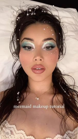 574K views · 203K reactions | mermaid makeup tutorial 🧜‍♀️🐚💗💧✨  @chvkerjewelry necklace 🦪 @patmcgrathreal foundation light medium 6 @fentybeauty contour in amber @patmcgrathreal blush in peach lotus + luscious lotus @colourpopcosmetics aglow gel liner @colourpopcosmetics on cloud blue palette  @colourpopcosmetics matte about hue palette @karlacosmetics nightgown  @urbandecaycosmetics distortion @shiseido white eyeliner  @yslbeauty mascara @lillylashes houston @maccosmetics soar   #mermaidmakeup #mermaidmakeuplook #fairymakeup #blueeyeshadow #makeuplook #glittermakeup #cppartner #makeuptutorial #colorfulmakeup #mermaidcore | Nazlia | Kali Uchis · Moonlight Subtle Mermaid Makeup, Mermaid Makeup Purple, Mermaid Makeup Looks Easy, Mermaid Aesthetic Costume, Pink Mermaid Costume, Kylie Jenner Mermaid, Siren Mermaid Makeup, Cute Mermaid Costume, Mermaid Costume Women Diy