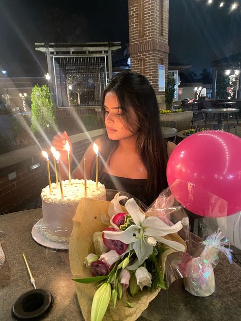 Birthday Photoshoot Ideas In Cafe, Birthday Cafe Pose, Birthday In Cafe, Cake Poses Photo Ideas, Poses For Birthday Pictures, Pose Ideas Birthday, Aesthetic Birthday Photos, Birthday Pics Aesthetic, Birthday Pics Ideas