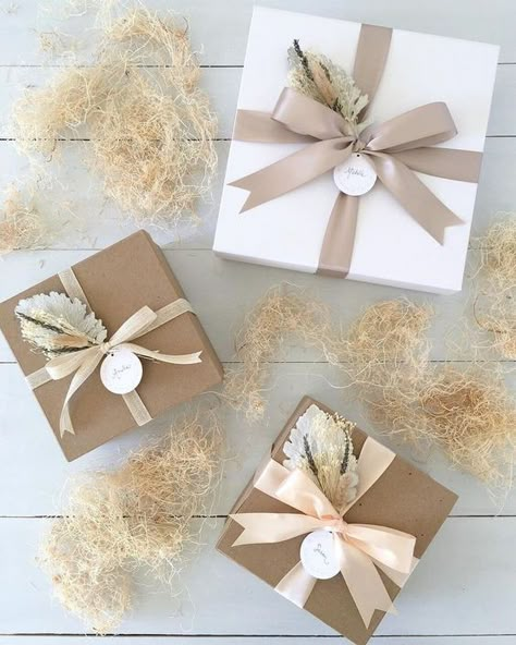 Creative Corporate Gifts, Elegant Gift Wrapping, Gift Wrapping Inspiration, Wedding Gift Wrapping, Gifts Wrapping Diy, Birthday Gift Wrapping, Gift Box Ideas, Gift Box Design, Gift Wrap Ideas