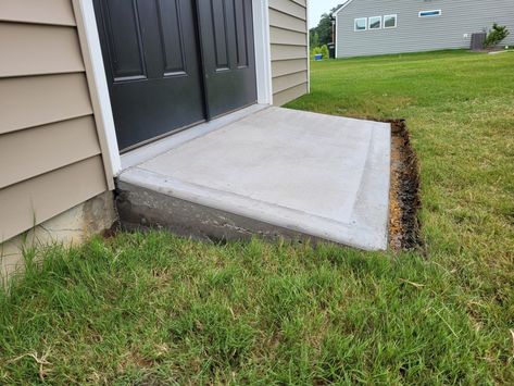 Cement Ramp Shed Ramps For Mower, Ramp Design For House, Shed Ramp Ideas, Porch With Ramp, Ramp Ideas, Wheelchair Ramp Design, Concrete Ramp, Concrete Sheds, Shed Ramp