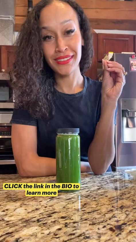 Try this delicious homemade juice made with ingredients that boost your fat burning and give you more energy in your daily life. ————— Credit to thejenjones 😍 Jen Jones, Healthy Juicer Recipes, Healthy Juice Drinks, Homemade Juice, Juicy Juice, Green Juice Recipes, Smoothie Drink Recipes, Juicer Recipes, Healthy Drinks Smoothies