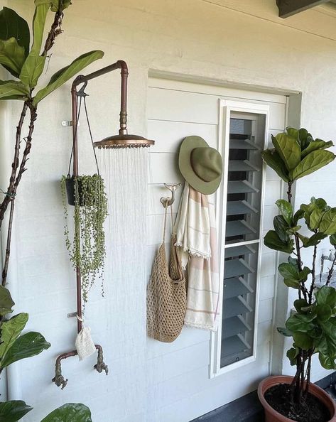 Outdoor Shower Decorating Ideas, Outdoor Shower Wall Ideas, Outdoor Shower Plants, Garden Shower Ideas, Simple Outdoor Shower, Outdoor Shower Ideas Backyards, Outdoor Shower Ideas Private, Outdoor Shower Ideas, House Mediterranean