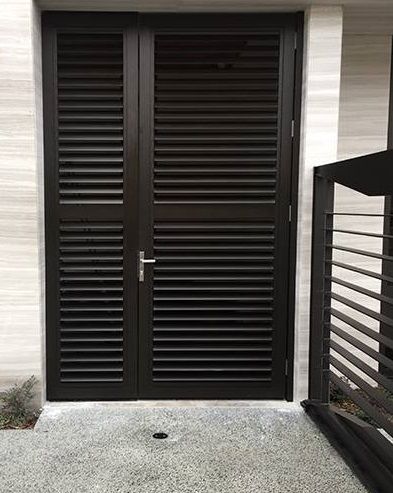 Louvres - Sustain Outdoors Bathroom Japandi, Modern Main Gate Designs, Louvre Doors, Metal Doors, Main Gate Design, Entrance Door Design, Main Gate, Street House, Pivot Doors