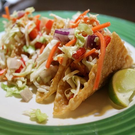 Applebee's Wonton Tacos Recipe Wonton Tacos Recipe, Applebees Chicken, Lovers Chicken, Chicken Wonton Tacos, Crunchy Toppings, Applebees Recipes, Crunchy Coleslaw, Wonton Tacos, Soy Ginger