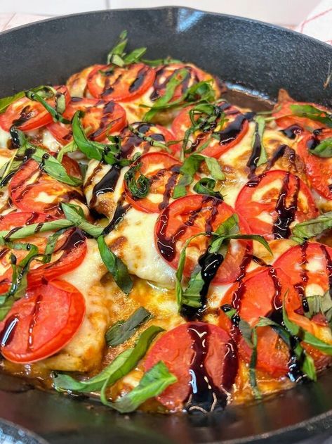 This Caprese Chicken is one of my favorite kinds of meals because it comes together in just about 30 minutes and only uses one pan, which means less clean-up!It’s a delicious meal that will please your family, and is just “fancy” enough to make for company too!How to Make One-Pan Caprese ChickenBegin with boneless, skinless chicken breasts and thinly slice them to make chicken cutlets. For an easy shortcut, ask the meat counter at your grocery store to do this for you.Brown the cutlets… Baked Caprese Chicken, Fresh Basil Recipes, Beer Bread Easy, Cast Iron Chicken, Chicken Caprese, Nuggets Recipe, Mozzarella Chicken, Caprese Chicken, Tomato Pesto