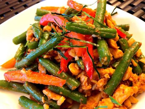 Phad Prik King (Thai Red Curry Stir-Fried Green Beans) Meat And Green Beans, Pad Prik King Recipe, Thai Green Beans, Chicken Coconut Soup, Stir Fry Green Beans, King Thai, Thai Red Curry Paste, Stir Fry Greens, Spicy Green Beans