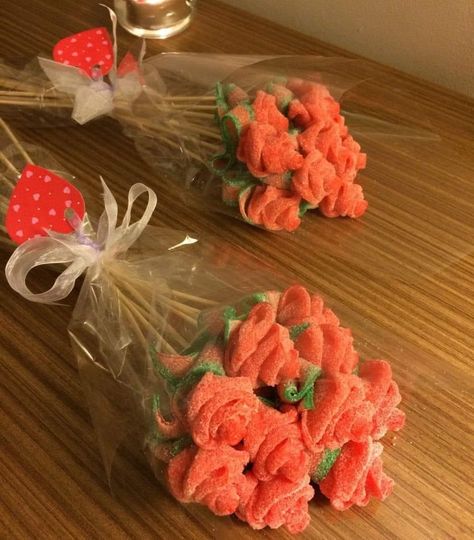 Candy Rose Bouquet, Bolo Da Hello Kitty, Candy Roses, Anniversaire Diy, Candy Flowers, Sweet Gift Ideas, Diy Gift Set, Flower Gift Ideas, Creative Gifts For Boyfriend