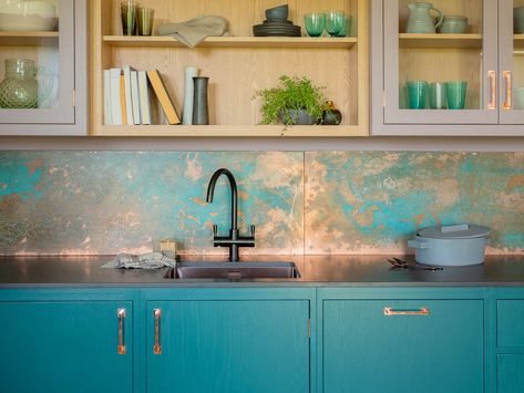 Splashback statements - an expert guide to choosing and using kitchen splashbacks Metal Backsplash Kitchen, Kitchen Credenza, Kitchen Backsplash Trends, Latest Kitchen Designs, Blue Kitchen Cabinets, Kitchen Backsplash Designs, Kitchen Splashback, Kitchen Design Trends, Kitchen Trends