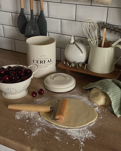 cherry pie 🥧🍒 Cottage Baking Aesthetic, Baking Pics, Cottage Baking, Baker Aesthetic, Pie Aesthetic, Bakery Aesthetic, Baking Aesthetic, Dreamy Room, Fall Baking