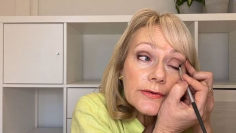 This is a guide on eyeliner for older women. Learn how to apply eyeliner for women over 50 in this step-by-step tutorial. Easy Eyeliner Looks, Easy Eyeliner, Mascara Base, How To Do Eyeliner, Natural Eyeliner, Face Change, Simple Eyeliner, Brown Eyeliner, Old Faces