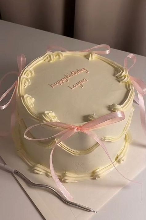 Wow this was super helpful. I’ve been looking for 26th birthday cakes to make and these were the best. They show you the cutest and funniest 26th birthday cake ideas for women. 26 Birthday Cake, Bolo Vintage, حفل توديع العزوبية, Vintage Birthday Cakes, Bow Cakes, Cute Birthday Ideas, Birthday Post, Idee Pasto, 18th Birthday Cake