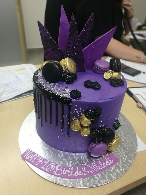 Black And Purple Cake Ideas, Dark Purple Cake, Purple And Black Cake, Cake Recipes Without Milk, Maleficent Cake, 26 Birthday Cake, Tire Cake, Wednesday Party, Purple Cakes Birthday