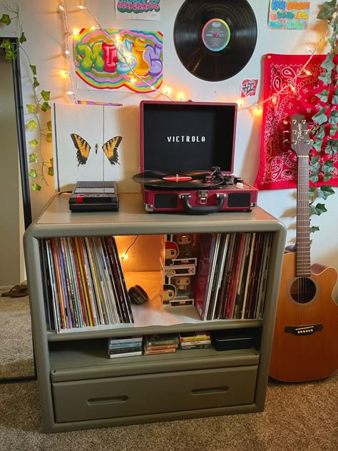 How To Display Vinyl Records, Vynil Record Shelf, Vynil Display Ideas, Bedroom Music Studio Aesthetic, Vinyl Shelf Aesthetic, Record Player Setup Bedroom, Music Corner Bedroom, Vynil Record Aesthetic, Vinyl Player Setup