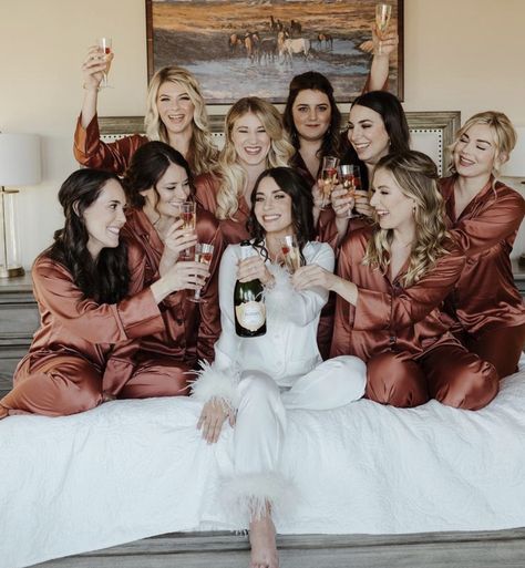 Bridesmaid Bed Pictures, Bride And Bridesmaid Pictures Ideas, Bride Squad Ideas, Bride To Be Photoshoot With Friends, Bridal Party Photoshoot, Bridal Prep Photos, Bridesmaids Movie, Bride And Bridesmaid Pictures, Bridal Shower Photography