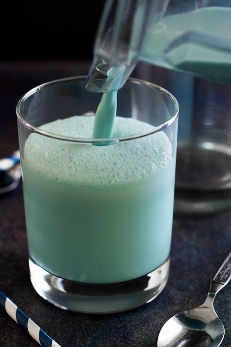 Make this Frosty Bantha Milk (aka Blue Milk) for your next Star Wars party! Star Wars Bly, Blue And Green Milk Star Wars, Light Blue Star Wars Aesthetic, Blue Milk Recipe, Star Wars Blue Milk, Bantha Milk, Star Wars Drinks, Baking Mischief, Yea Party