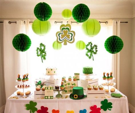 St Patricks Day Party Ideas For Adults, Saint Patricks Party Ideas, March Holidays, Shamrock Garland, Saint Patricks Day Art, Fete Saint Patrick, Mickey Mouse Decorations, Irish Party, San Patrick