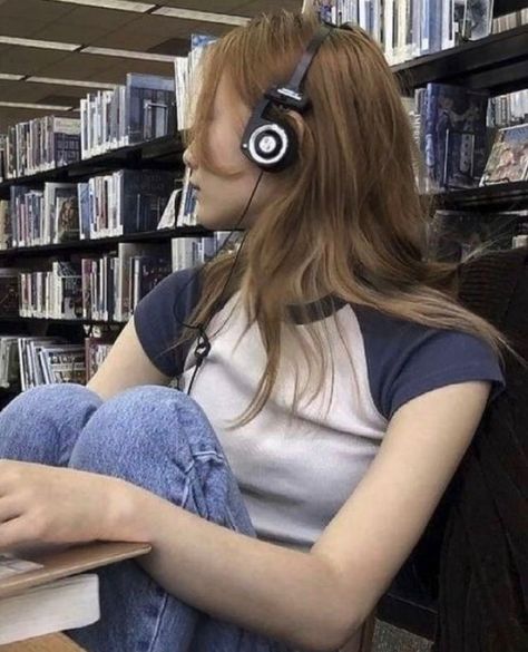 Headphones Aesthetic, Fotografi Bawah Air, Fotografi Iphone, Girl With Headphones, Downtown Outfits, Mysterious Girl, 사진 촬영 포즈, I'm With The Band, Neue Outfits