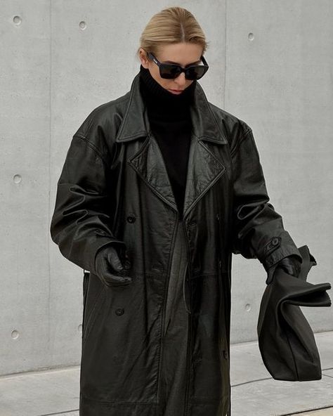 Black Leather Coat Outfit, Leather Trench Coat Outfit, Vintage Leather Trench Coat, Leather Coat Outfit, Retro Coat, Trench Coat Outfit, Black Leather Coat, Outfit Vintage, Inspo Outfit