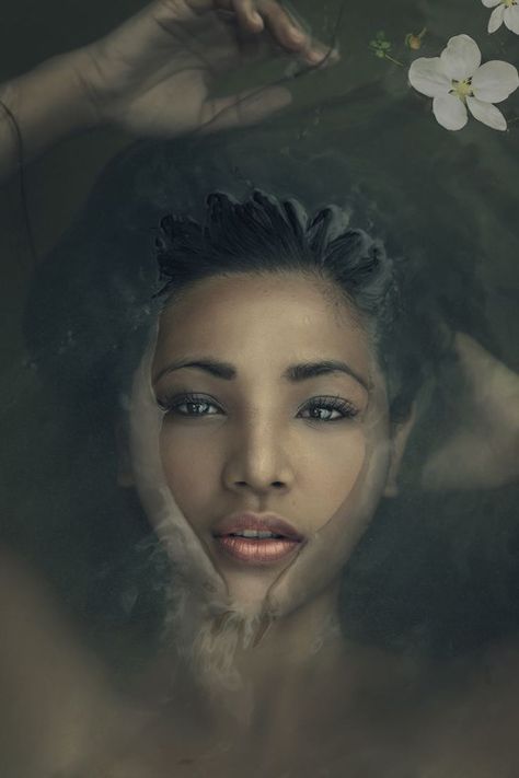 submerged water face Beauty Dish, Water Modeling, Dark Beauty Magazine, Water Shoot, Foto Portrait, Photographie Portrait Inspiration, Foto Tips, Water Photography, Foto Art