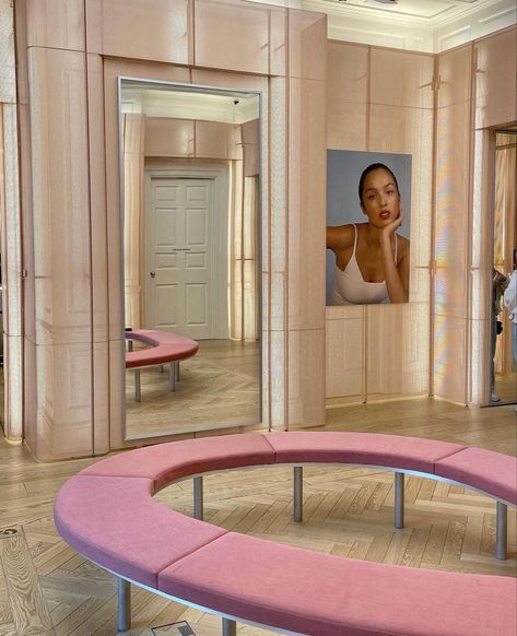 Glossier 
Glossier Covent Garden
London Glossier London, Glossier Store, Glossier Box, Glossier Pop Up, Ice Cream Business, Glossier You, Store Design Boutique, Interior Design Work, Covent Garden