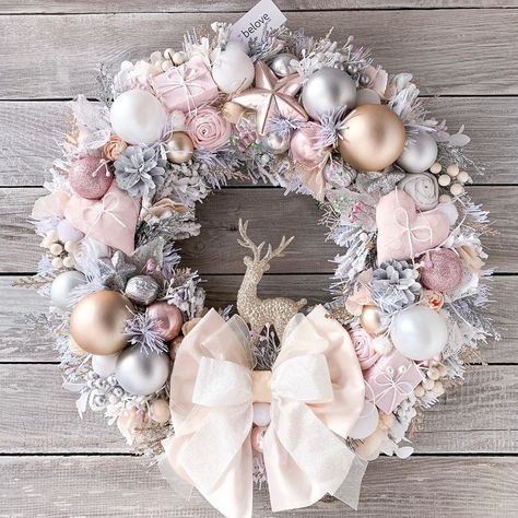 Christmas In Pink, Pink Christmas Wreath, Wreaths Design, Christmas Flower Decorations, Christmas Decorations Apartment, Deco Table Noel, Rose Gold Christmas, Pink Xmas, Christmas Decor Inspiration