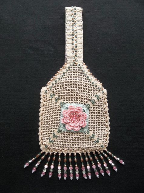 "Victorian Rose" beaded bag by Dawn Holbrook Bags Patterns, Pumpkin Patch Outfit, Bag Craft, Fillet Crochet, Crochet Pouch, Crochet Wedding, Potli Bags, Crochet World, Crochet Bags Purses