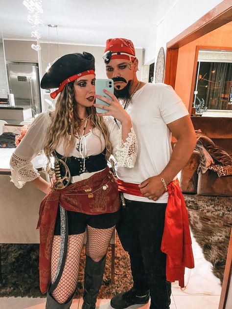 Pirate Outfit Women, Creative Couples Costumes, Easy Last Minute Halloween Costumes, Easy Couple Halloween Costumes, Couples Costumes Creative, Spooky Funny, Costumes For Couples, Cute Group Halloween Costumes, New Halloween Costumes