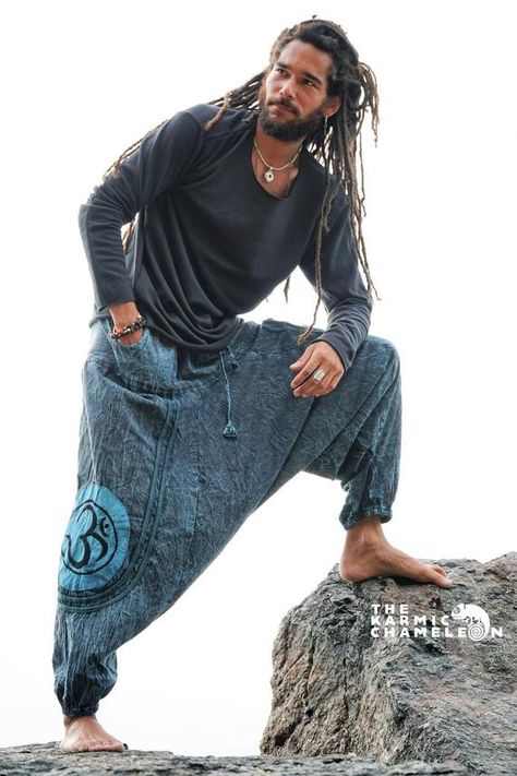 Hippy Pants, Boho Men Style, Mode Poses, Hippy Fashion, Ohm Symbol, Skater Pants, Mens Linen Pants, Boho Men, Estilo Hippie