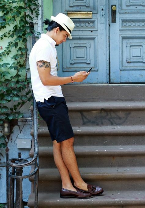 Mens Outfits With Sperry Shoes–22 Ideas On How To Wear Sperry Shoes Mens Closet, Mens Tops Fashion, Mens Shorts Outfits, White Jeans Men, Mens Summer Outfits, White Short Sleeve Shirt, Male Style, Stylish Mens Outfits, Casual Hat