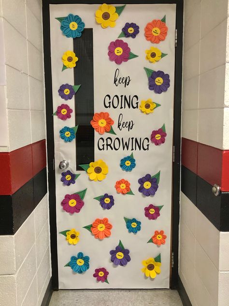 Keep Going, Keep Growing school door design. Each flower representing teachers and students in the classroom. Staff Room Door Decoration, Floral Classroom Door Ideas, Flower Door Decorations Classroom, Flower Classroom Door, School Door Design, Flower Door Decorations, Back To School 5th Grade, Preschool Door Decorations, School 5th Grade