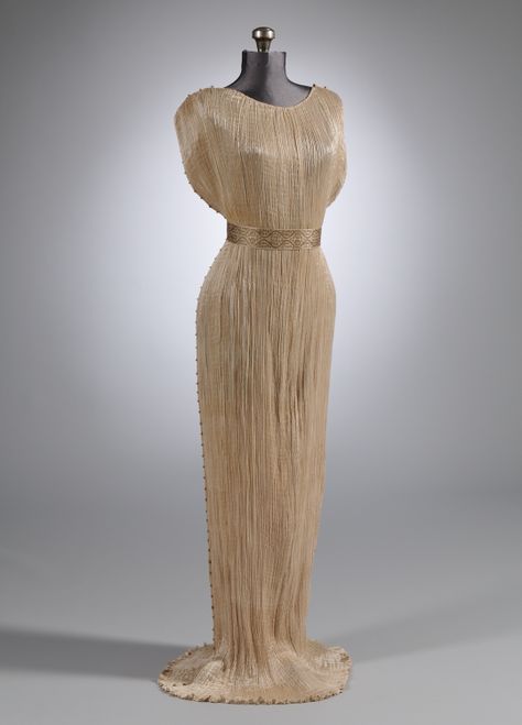 Mariano Fortuny | Delphos Gown Fortuny Dress, Fortuny Delphos, Fortuny Lamp, Fortuny Pleats, Mariano Fortuny, Isadora Duncan, Pleated Gown, Eclectic Art, Retro Mode