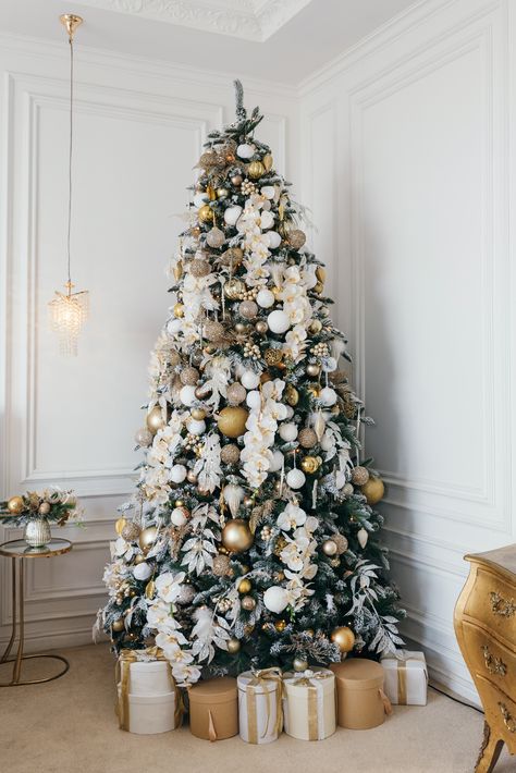 Christmas Decorating Themes for Your Home Christmas Decorating Themes, White Christmas Aesthetic, Gold Holiday Decor, White And Gold Christmas, Classic Holiday Decor, Themed Christmas Tree, Frosted Christmas Tree, Scandinavian Christmas Decorations, Classic Christmas Decorations