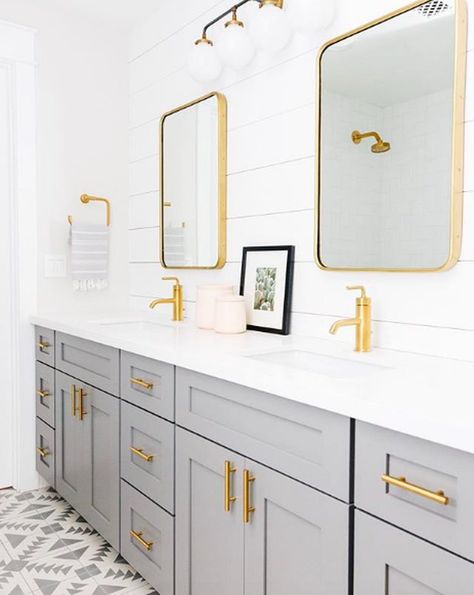 Warm brass hardware complements cool gray cabinetry, creating a fresh and contemporary bathroom design. Gold Bad, Bathroom Cabinets Diy, Gray Vanity, Contemporary Bathroom Designs, Gold Fixtures, Bad Inspiration, Gold Bathroom, Grey Cabinets, Grey Bathrooms