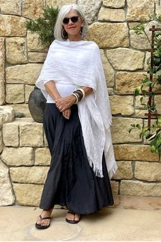 Nobody wants their clothes to age them Elegant Older Women Fashion, Elderly Woman Fashion, Elderly Outfits, Over 60 Fashion Casual, Italy Street Fashion, Middle Aged Women Fashion, Dressing Over 60, Cindy Hattersley, Look Boho Chic