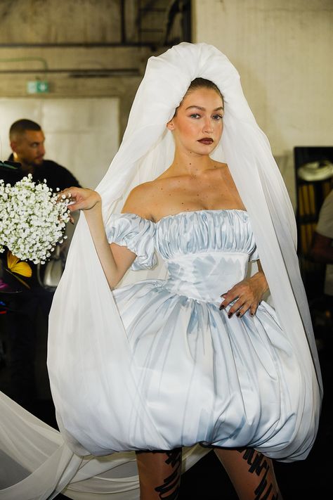 Gigi Hadid Outfits, Bella Gigi Hadid, Elegant Wedding Inspiration, Hadid Style, La Fashion Week, Milan Fashion Weeks, Jeremy Scott, Halloween Fashion, Designer Wedding