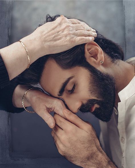 Mom love Hasnain Lehri, Maa Pic, Mother's Pic, Moms Photography, Best Couple Pictures, Mother Son Photography, Mother Photos, Mother Pictures, Muslim Images