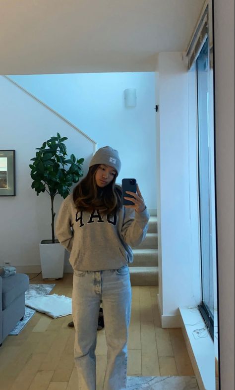 Grey Gap Zip Up Outfit, Gray Gap Hoodie Outfit, Outfits With Grey Jacket, Outfits With Grey Hoodie, Grey Gap Hoodie Outfit, Light Grey Hoodie Outfit, Gray Hoodie Outfit Aesthetic, Gap Hoodie Outfit Woman, Grey Hoodie Outfit Woman