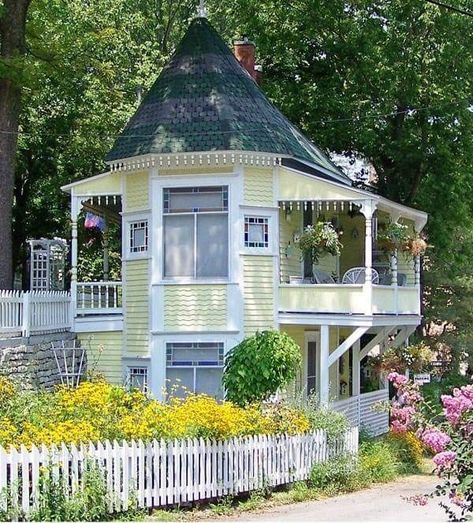 Eureka Springs, AR Isn`t this tiny victorian house lovely?! :) Small Victorian Home Exterior, Tiny Cottage Exterior, Pink Cottages, Dollhouse Exterior, Beachy Cottage, Witchy Cottage, Woodland Retreat, Cute Cottages, Cozy Cottages