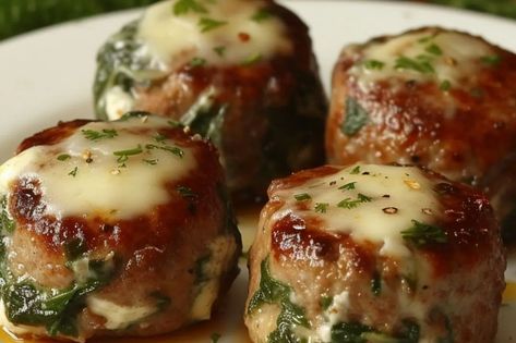 Spinach Garlic Meatballs Stuffed With Mozzarella - recipestasteful Meatballs Stuffed With Mozzarella, Biscuit Pie, Italian Sausage Meatballs, Spinach Meatballs, Garlic Meatballs, Sausage Gravy And Biscuits, Sausage Meatballs, Mozzarella Stuffed Meatballs, Italian Meatballs Recipe