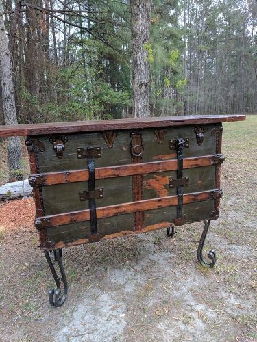 Ugly Furniture, Vintage Trunk, Vintage Trunks, Vintage Industrial Furniture, Into The Wood, Refurbished Furniture, Into The Woods, Old Furniture, Recycled Furniture