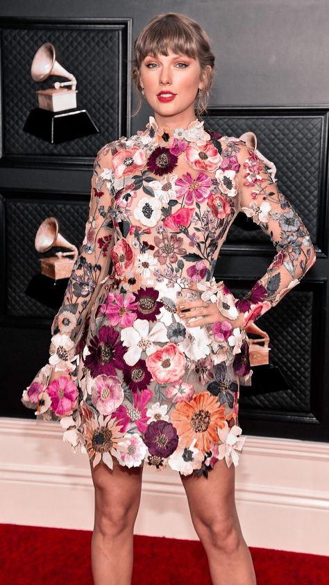 Taylor Swift Grammy, Taylor Swift Folklore Cardigan, Folklore Cardigan, Wallpaper Taylor Swift, Flower Dress Design, Golden Gown, Selena And Taylor, Taylor Swift Folklore, Album Of The Year