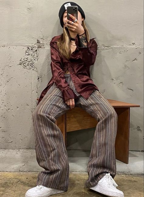 New York Fashion School Outfits, 2000s Sweater Outfits, Pin Stripe Pants Outfit Aesthetic, 90s City Fashion, Brown Outfit Inspo Aesthetic, Tank Top Outfits Women, 2000s New York Fashion, Striped Pants Outfit Aesthetic, New York 90s Fashion