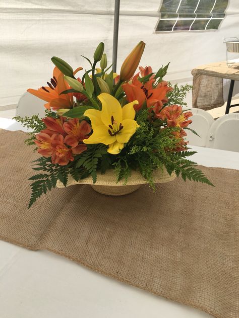 Cowboy hat centerpiece Cowboy Hat Floral Arrangement, Cowboy Hat Centerpiece Ideas, Cowboy Hat Centerpiece, Western Theme Party Decorating Ideas, Big Hat Brunch, Cow Decorations, Western Centerpieces, Gala Decor, Xv Ideas