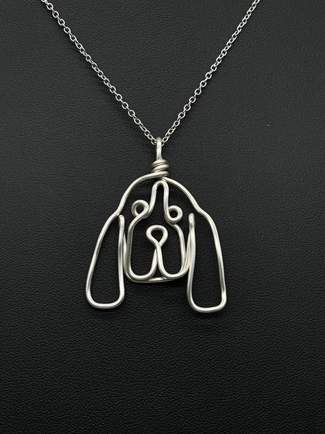 Bloodhound Necklace, perfect for dog moms. Pendant is handmade from a single piece of 1.3 mm tarnish free silver plated copper wire.  Chain thickness is 1.2 mm, 18 inch silver plated chain with lobster clasp.   Approximate pendant size: Width: 35 mm  Height: 42 mm  FAQs: - Minor dents may be present from the wire bending process.  Coat pliers are used to minimize dents.   - The ends of the wire pendant may appear yellow as it is silver plated copper wire.  Care instructions: To prolong the life Wire Wrapped Animals, Copper Wire Crafts, Wire Dog, Wire Bending, Wire Wrap Jewelry Designs, Bijoux Fil Aluminium, Face Pendant, Beaded Necklace Designs, Wire Jewelry Designs