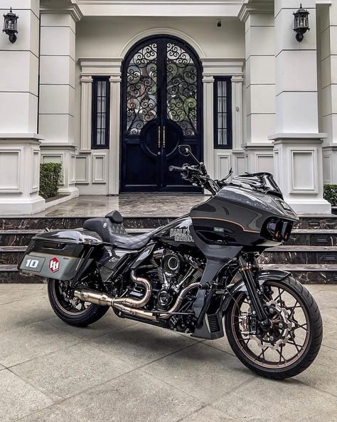 #PE • @simplyglidest The trackday set up.. | Instagram Мотоциклы Harley Davidson, Harley Davidson Baggers, Harley Davidson Road Glide, Scrambler Motorcycle, Motorcycle Club, Motorcycle Clubs, Road Glide, Harley Davidson Motorcycle, Indian Motorcycle