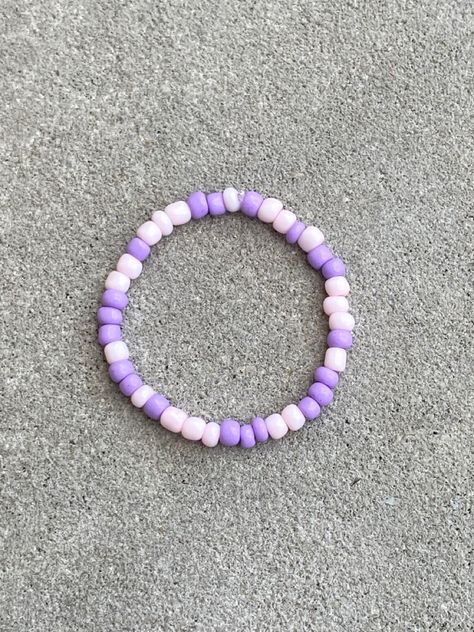 Purple and pink seed bead! Super cute! Pony Bead Bracelets, Pink Beaded Bracelets, Purple Beaded Bracelets, Purple Beaded, Purple Bracelet, Clay Bracelet, White Bracelets, Bracelets Handmade Beaded, Pony Beads