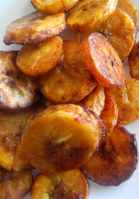 Sweet Caramel Cinnamon Baked Plantains #paleo #vegan Baked Plantains Recipes, Plantains Recipe, How To Cook Plantains, Alfredo Garcia, Baked Plantains, Plantain Recipes, Cake Cooking, Aip Desserts, Ripe Plantain