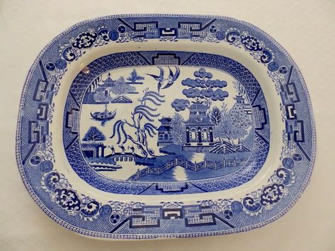 blue-willow-5 Blue Willow China Pattern, Chinoiserie Patterns, Antique Blue Willow, Blue Willow Dishes, Blue Stuff, Blue Willow China, Rhapsody In Blue, Meat Platter, Blue White Decor