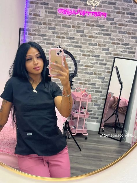 Cosmetologist Outfit, Beauty School Cosmetology, Beauty Job, Lash Room Ideas, Tech Outfit, Esthetician Inspiration, Esthetician School, Beauty Room Salon, Eyelash Technician