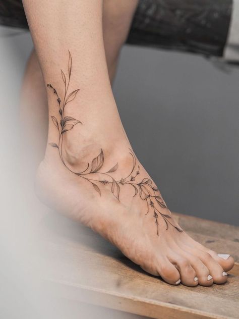 Wrap Around Ankle Tattoos, Carcase Iphone, Tato Minimal, Wrap Tattoo, Tato Henna, Ankle Tattoos For Women, Anklet Tattoos, Foot Tattoos For Women, Gemini Tattoo